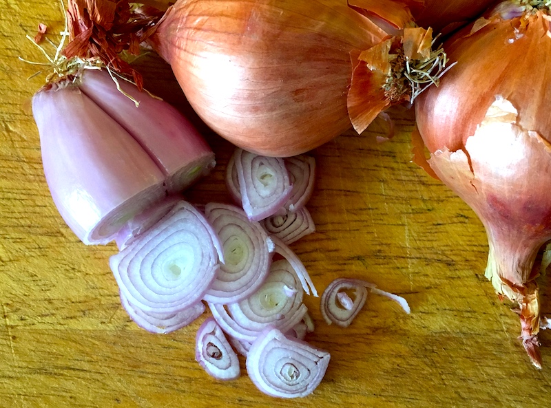 Garlic vs Shallots: Exploring Allium Flavors